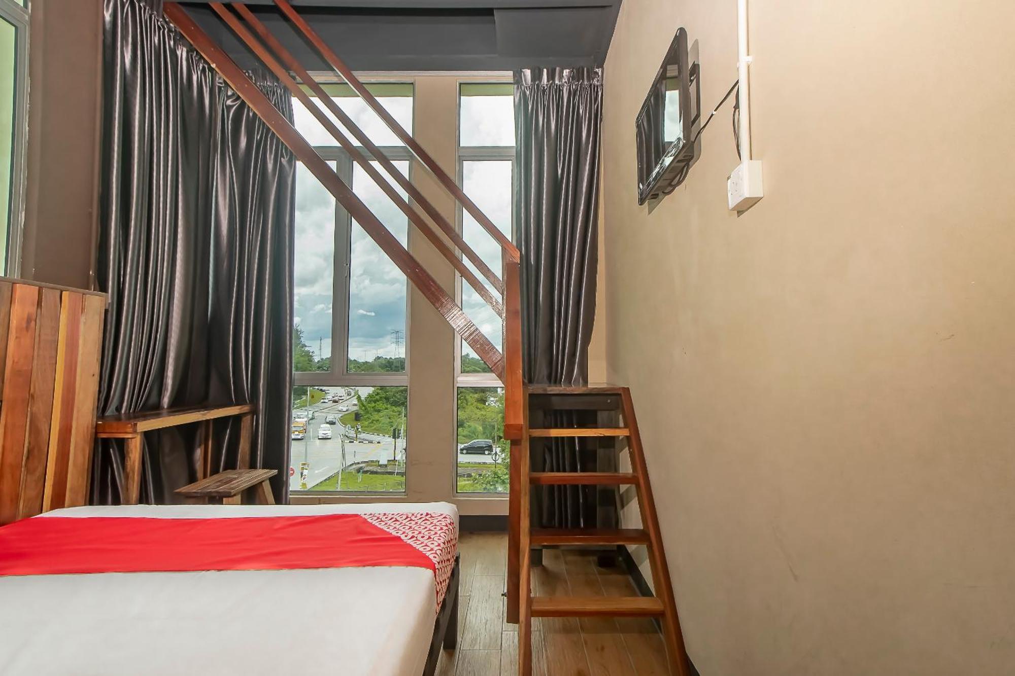 Oyo 90094 Hi Inn 3 Сибу Екстериор снимка