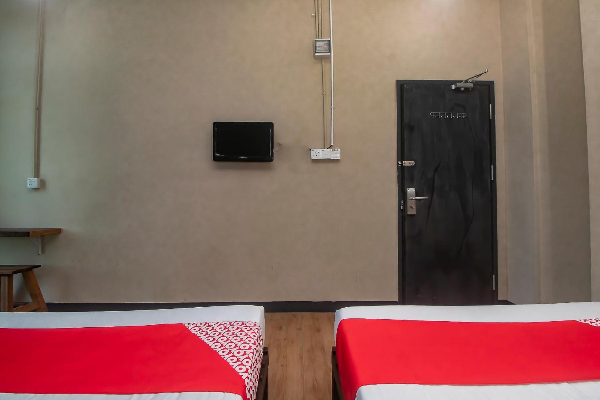 Oyo 90094 Hi Inn 3 Сибу Екстериор снимка