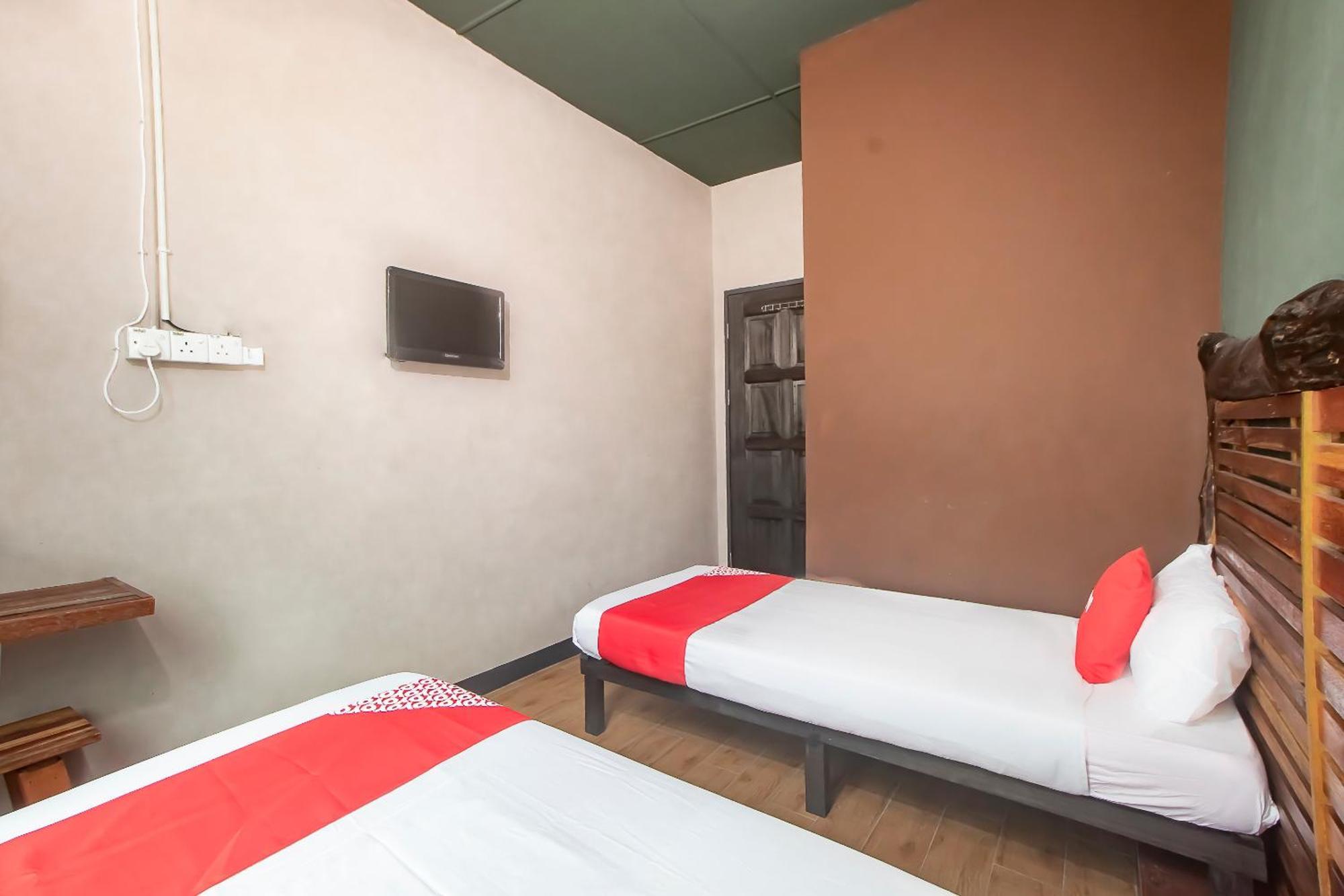 Oyo 90094 Hi Inn 3 Сибу Екстериор снимка