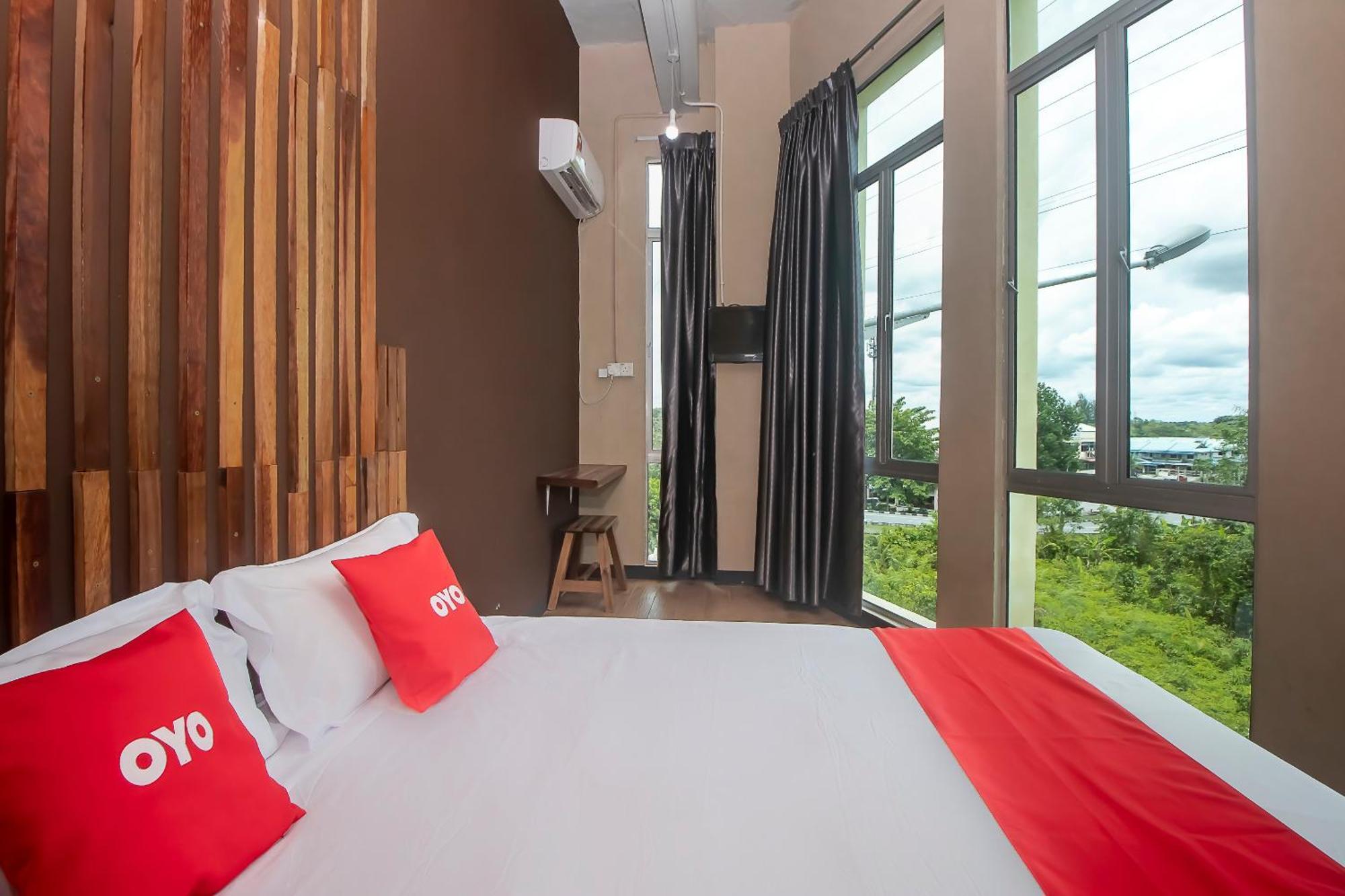 Oyo 90094 Hi Inn 3 Сибу Екстериор снимка