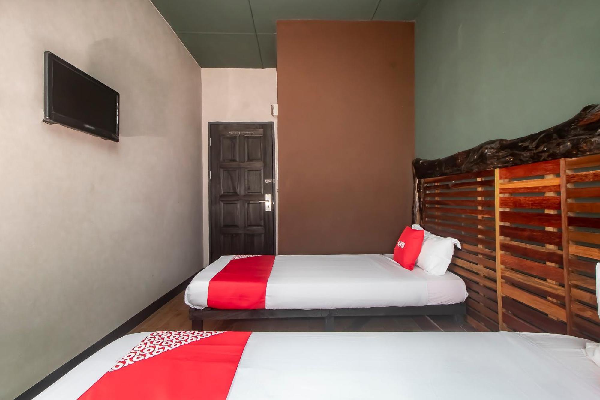 Oyo 90094 Hi Inn 3 Сибу Екстериор снимка