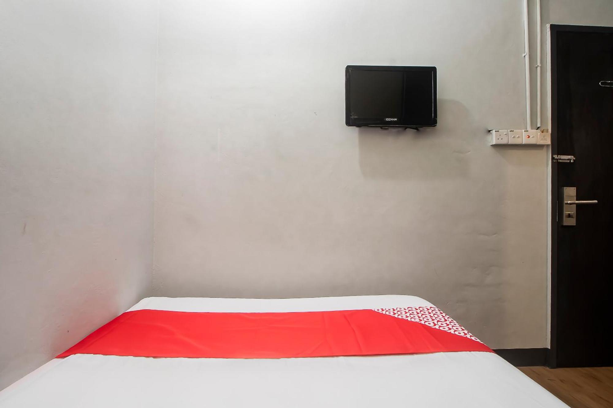 Oyo 90094 Hi Inn 3 Сибу Екстериор снимка