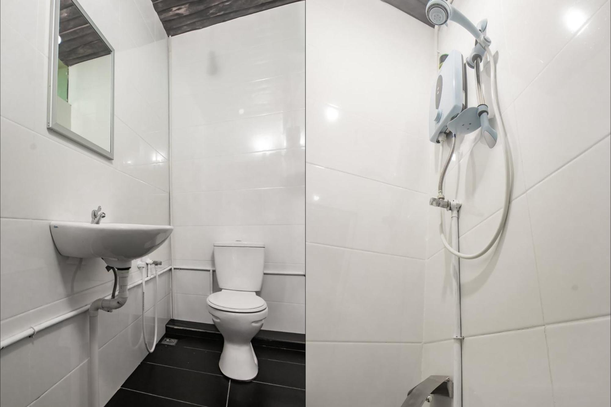 Oyo 90094 Hi Inn 3 Сибу Екстериор снимка