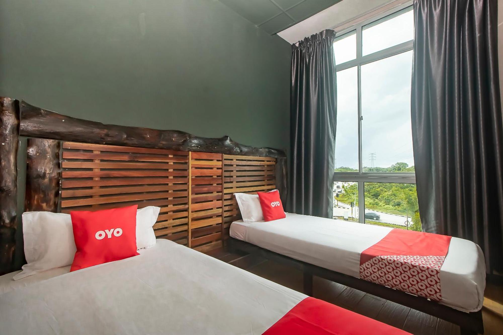 Oyo 90094 Hi Inn 3 Сибу Екстериор снимка