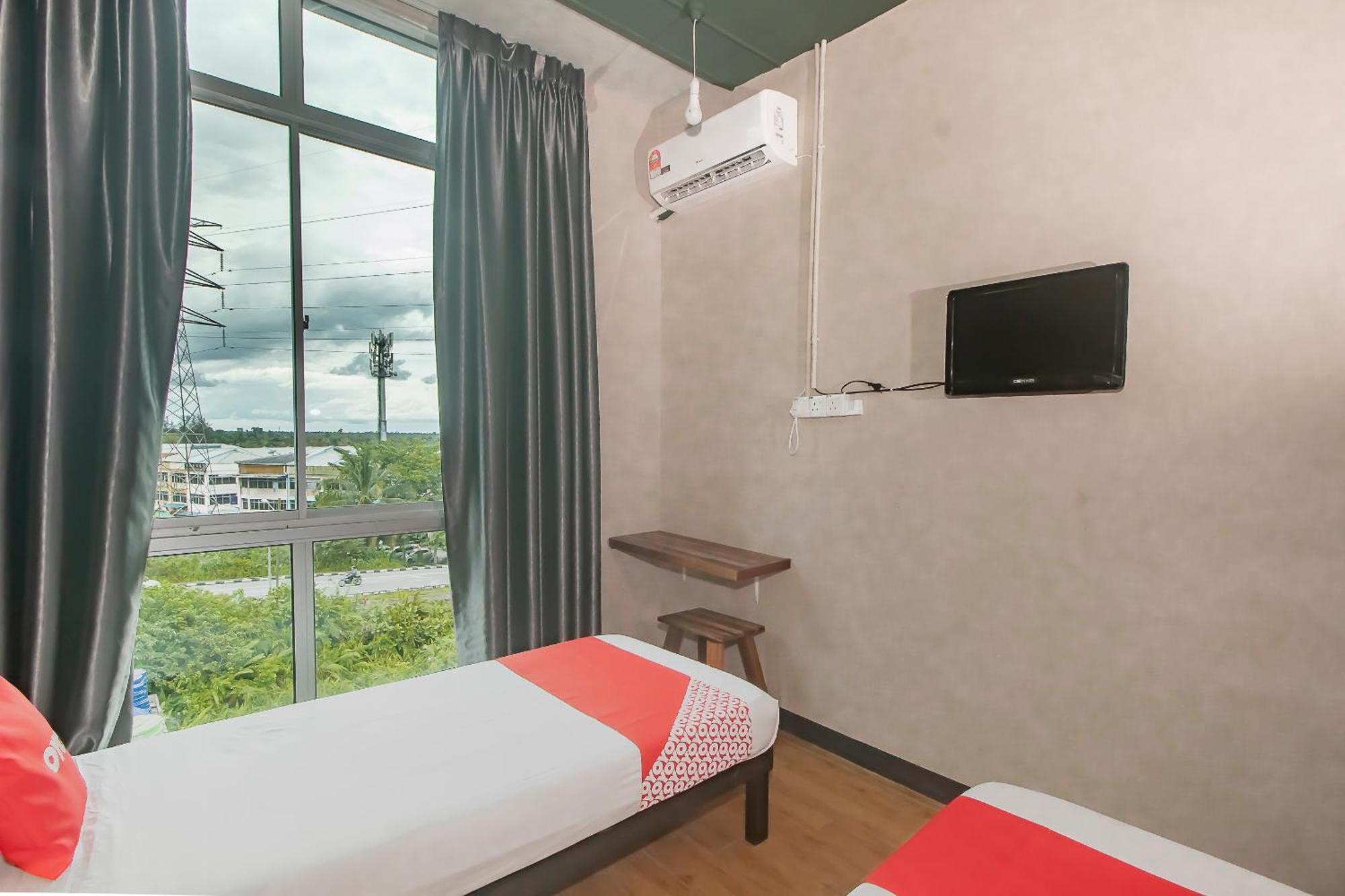 Oyo 90094 Hi Inn 3 Сибу Екстериор снимка