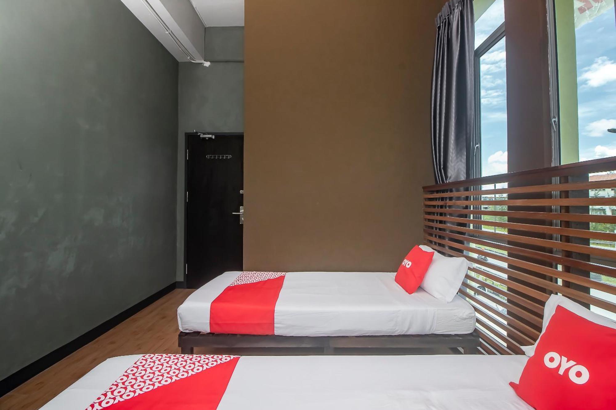 Oyo 90094 Hi Inn 3 Сибу Екстериор снимка